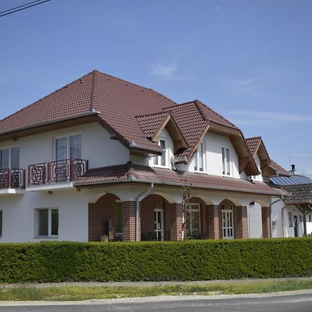 Fonix Apartmanhaz Nagypali Luaran gambar
